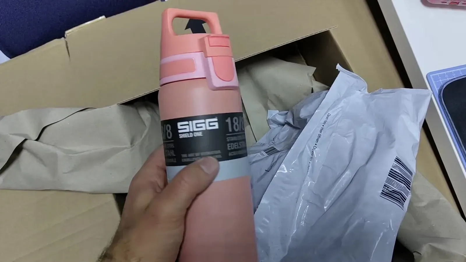 Dusty pink SIGG Shield ONE bottle with a matching pink lid, freshly unboxed