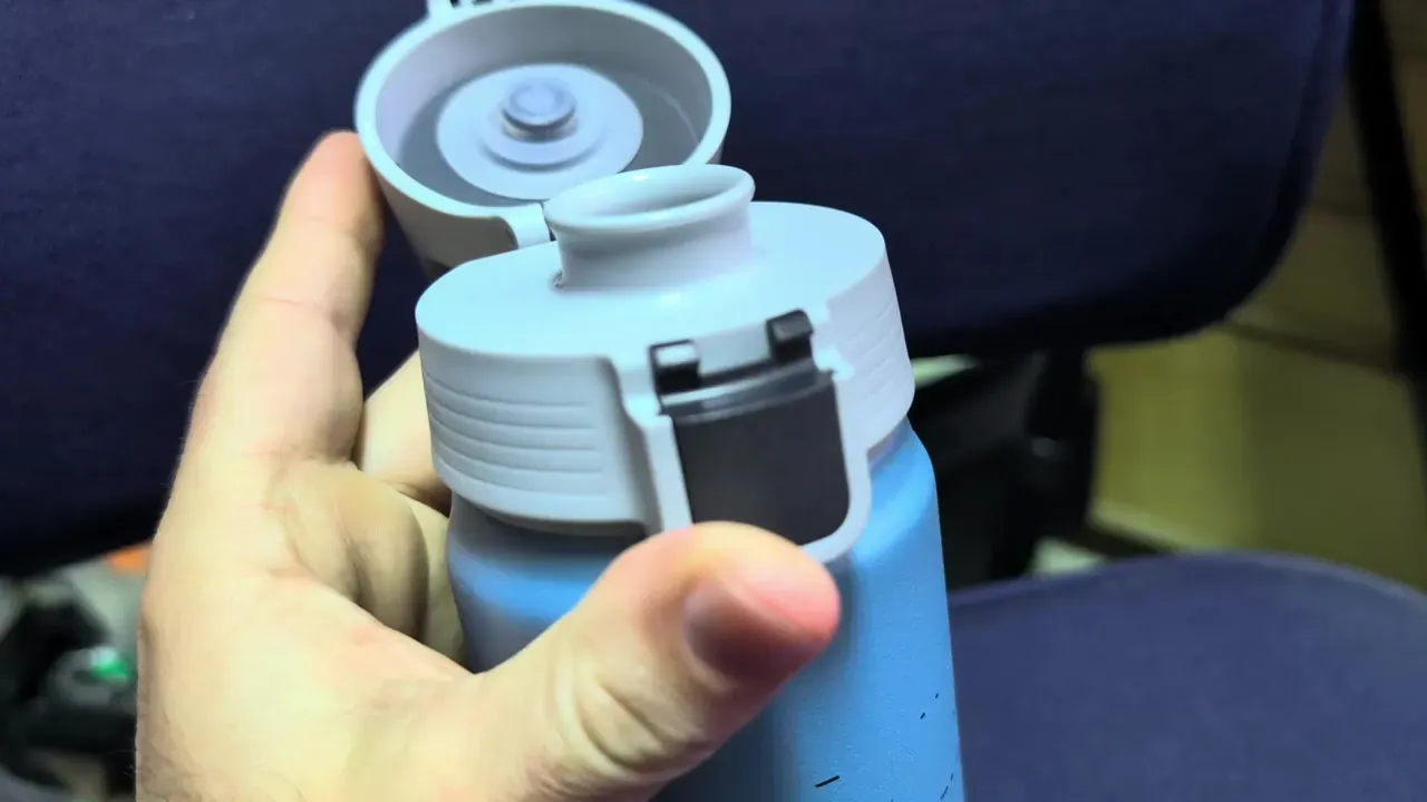 Open light grey SIGG ONE lid on the Brave Eagle bottle, with the push button and carry loop