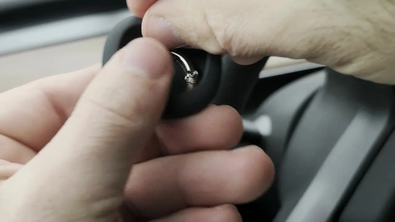 Front of a UGREEN FineTrack Mini Duo 2, with the centre button and reflective stripes